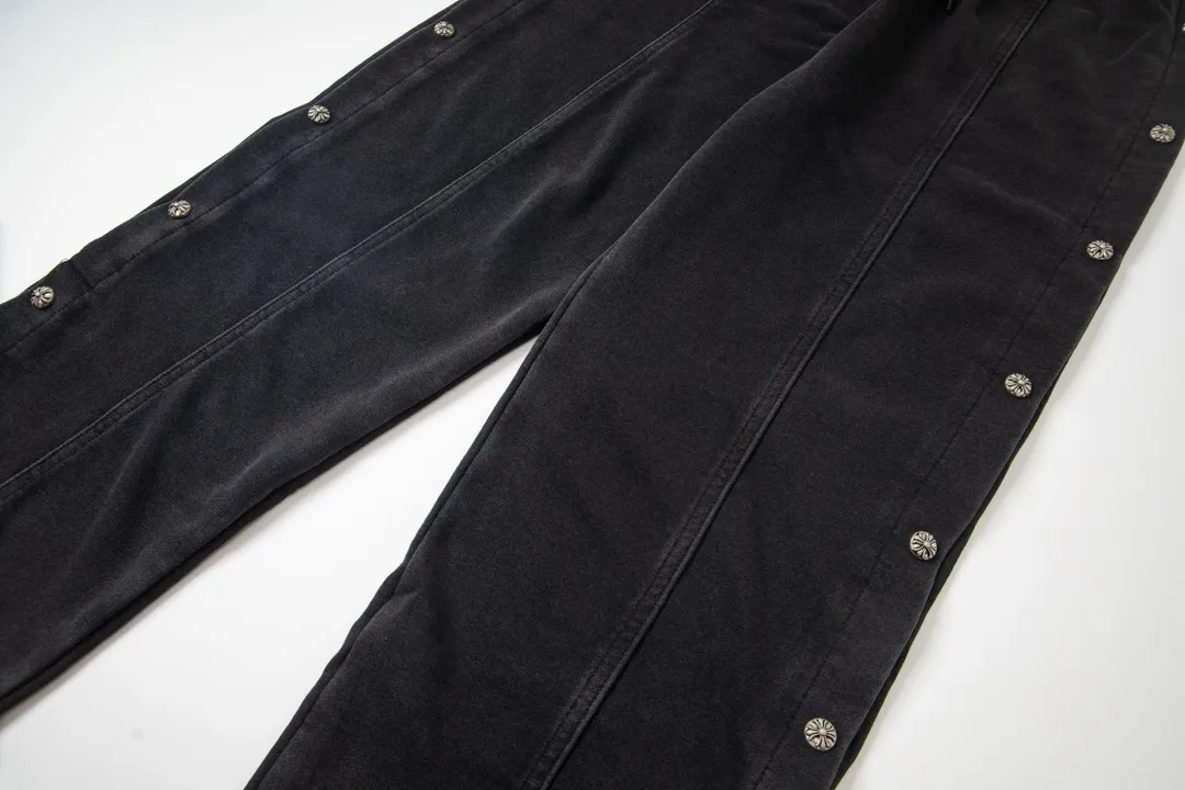 P220 model number Y663 CHROME HEARTS/Chrome Hearts CH 23SS washed buttoned trousers and sweatpants, soft and comfortable, with a great upper body experience. The pants are decorated with classic cross leather patches, which are full of design. Trousers with elastic waist and leggings, a super versatile fashion item, will definitely turn heads. A must-have treasure sweatpants. The shape is super easy and easy to wear. Both men and women can easily wear it. They are the first choice for the street, don’t miss it! ! ! size:S-XL